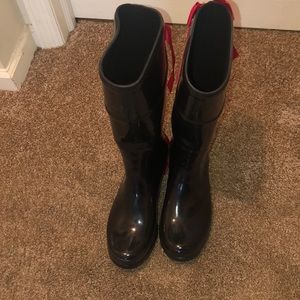 Black rain boots with a red bow